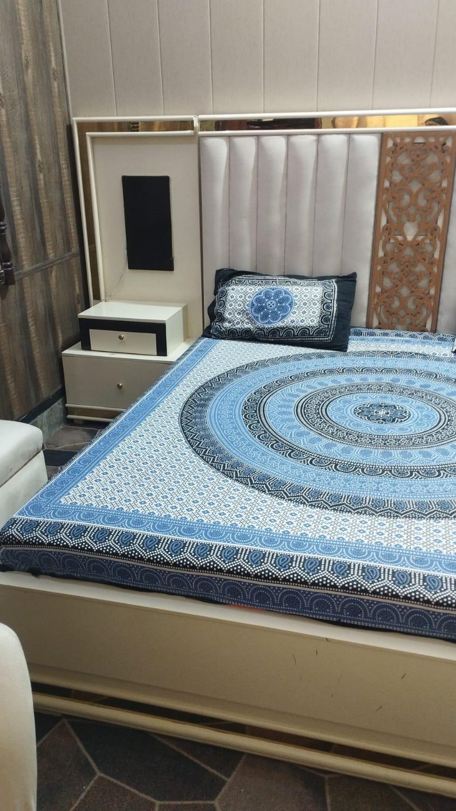 King size bed with storage settie photo 2