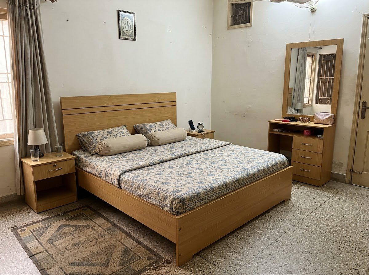 Bed with sidetables and dressing 