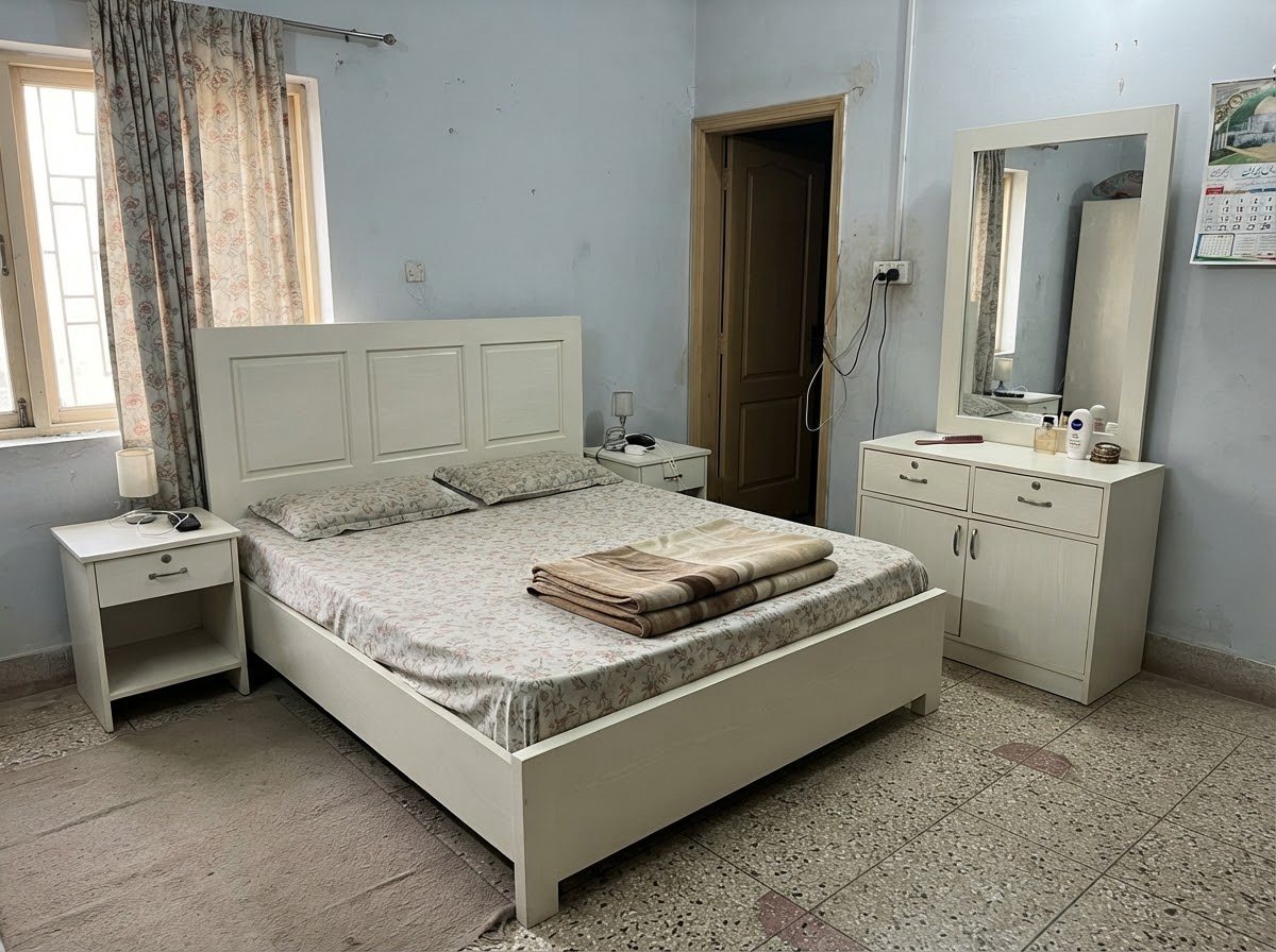 Bed with sidetables and dressing photo 2