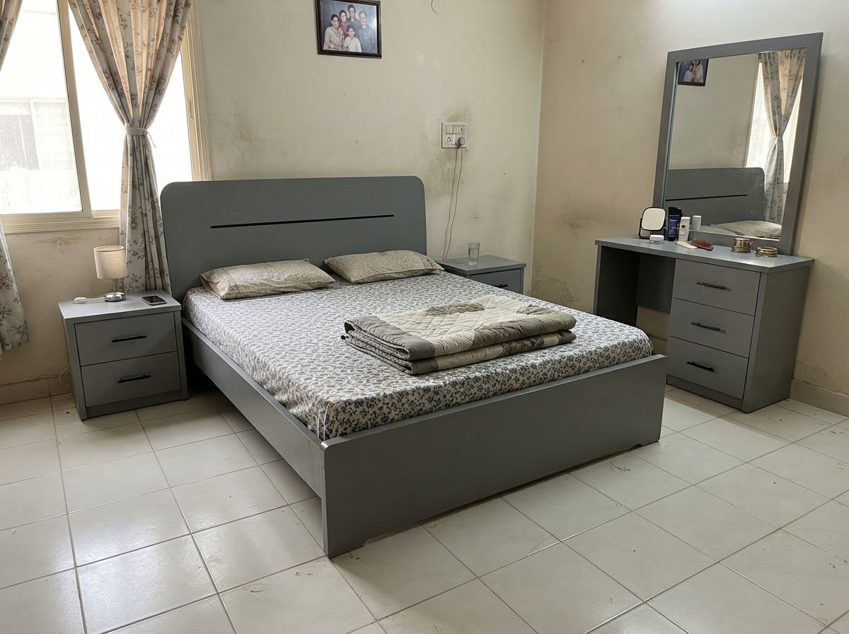 Bed with sidetables and dressing photo 3