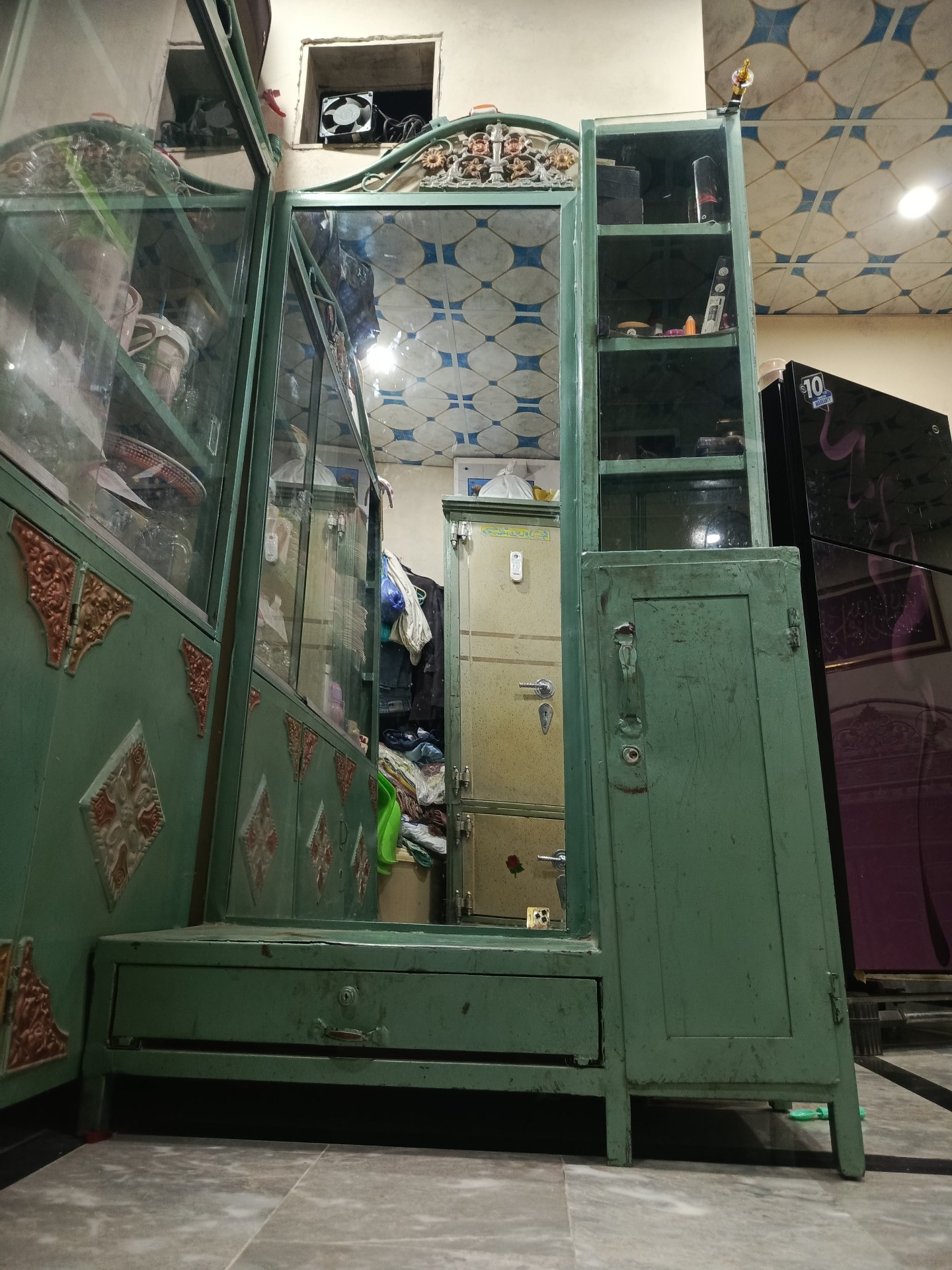 Heavy Iron Furniture Set for Sale in Lahore – Bed, Dressing, Showcase & Sofa photo 2